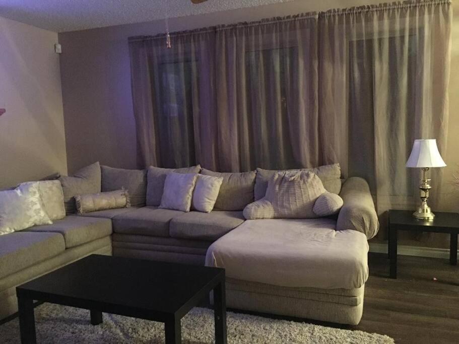 Renovated 4 bedrooms 20 sleeps Shopping Center