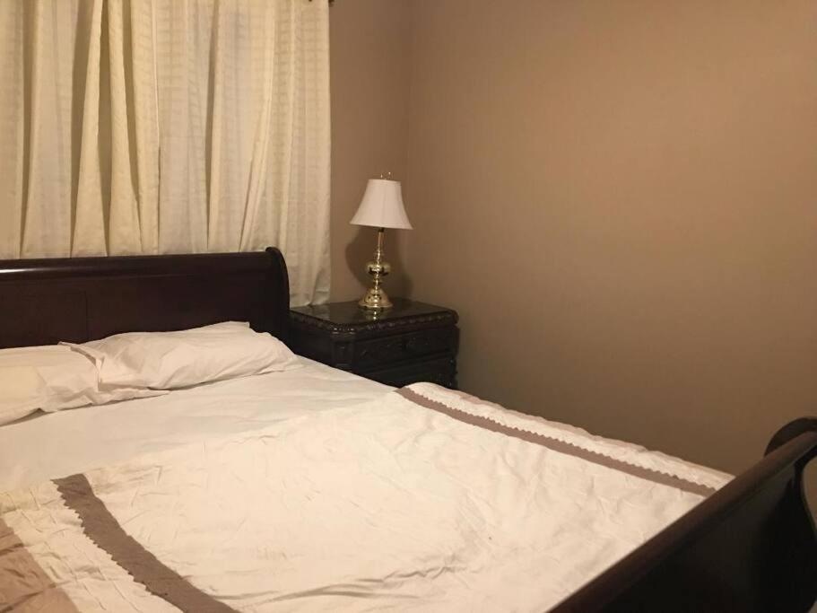 Renovated 4 bedrooms 20 sleeps Shopping Center