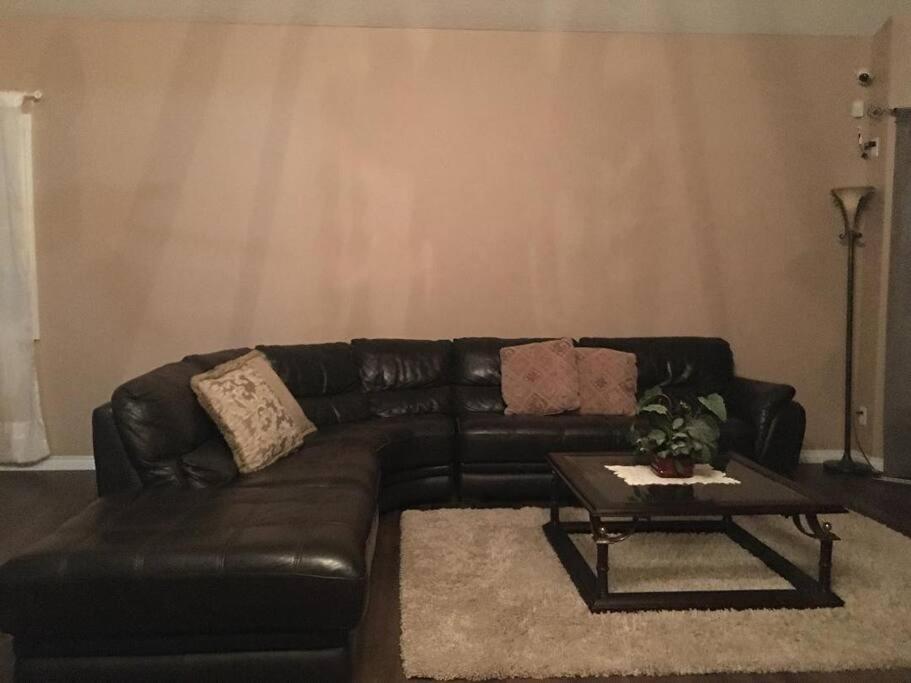 Renovated 4 bedrooms 20 sleeps Shopping Center