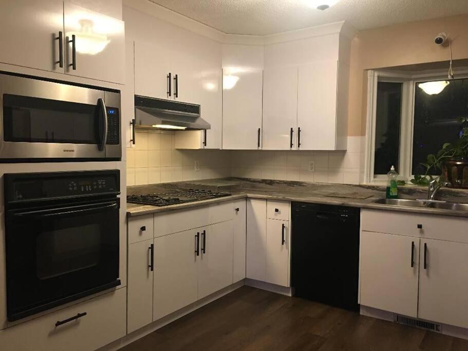 Renovated 4 bedrooms 20 sleeps Shopping Center