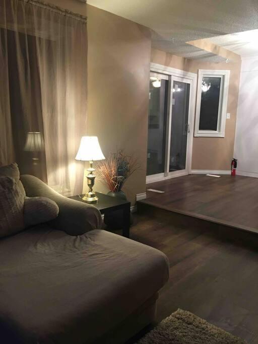 Renovated 4 bedrooms 20 sleeps Shopping Center