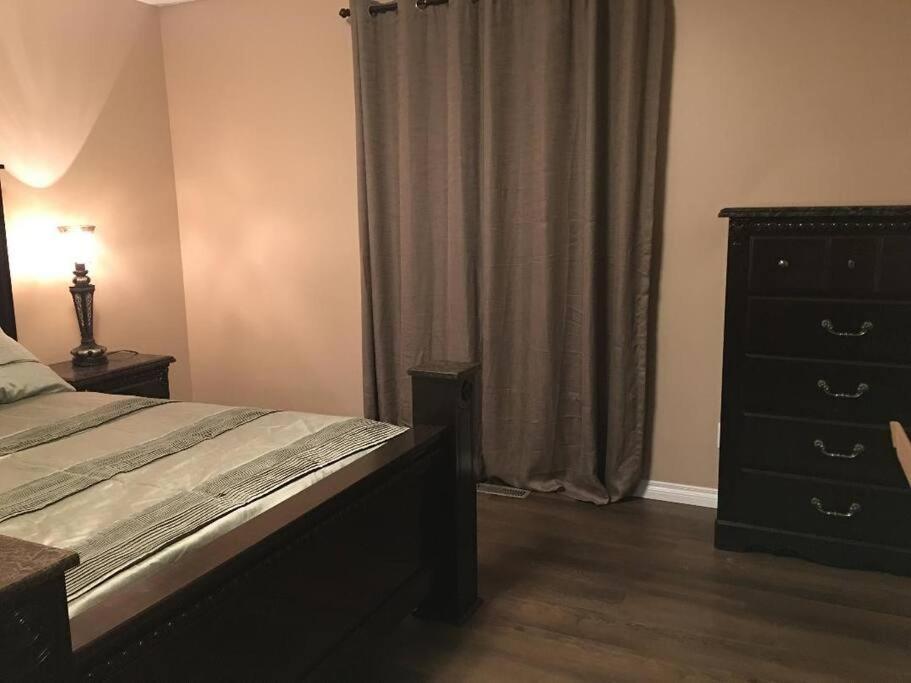 Renovated 4 bedrooms 20 sleeps Shopping Center