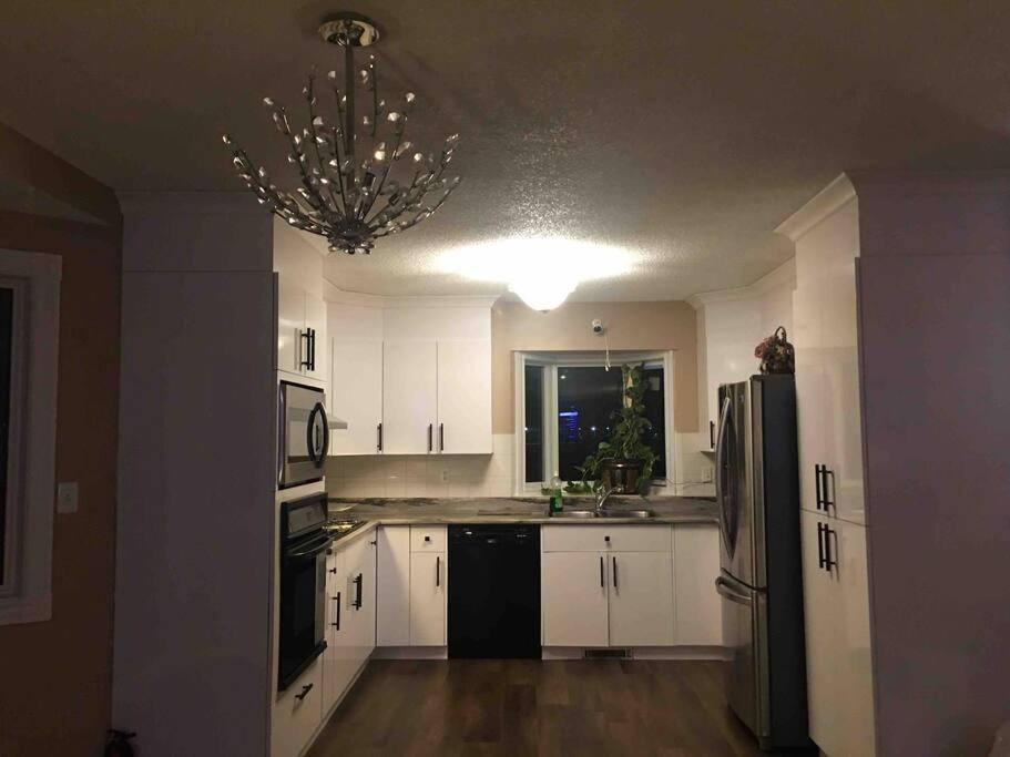 Renovated 4 bedrooms 20 sleeps Shopping Center
