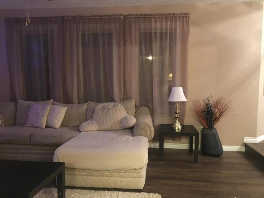 Renovated 4 bedrooms 20 sleeps Shopping Center