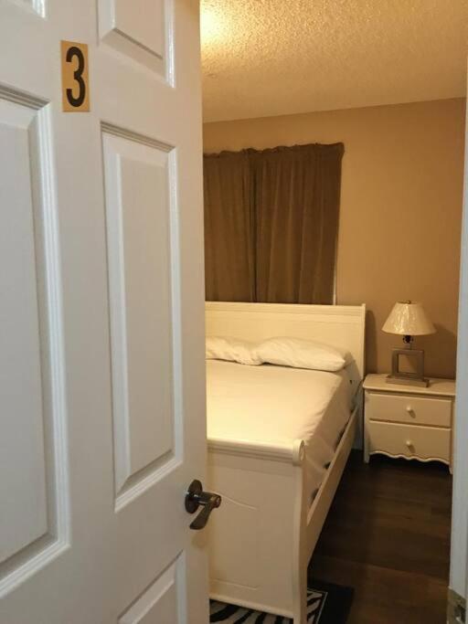 Renovated 4 bedrooms 20 sleeps Shopping Center