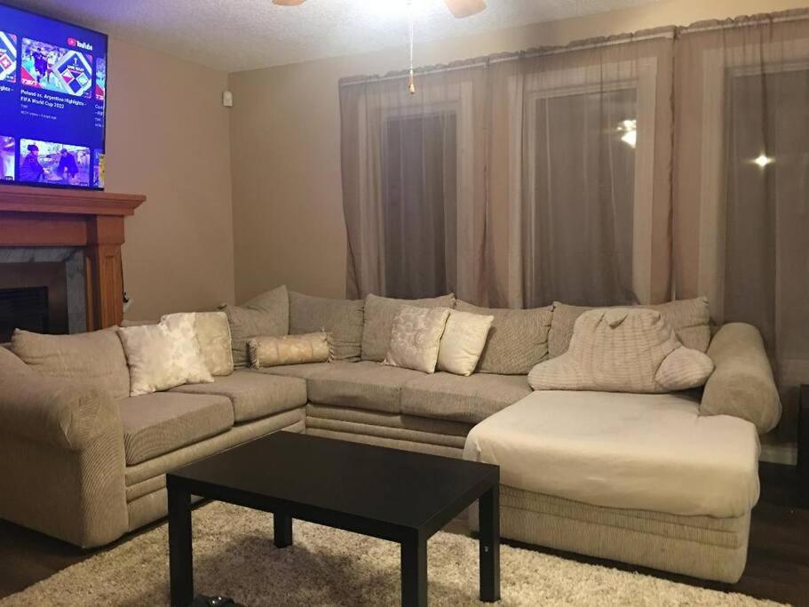 Renovated 4 bedrooms 20 sleeps Shopping Center