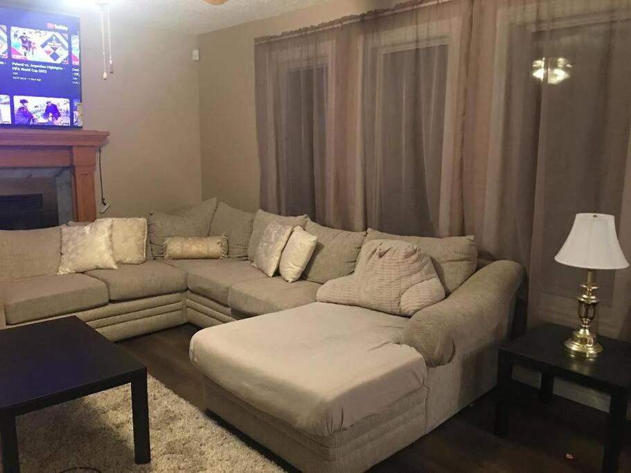 Renovated 4 bedrooms 20 sleeps Shopping Center