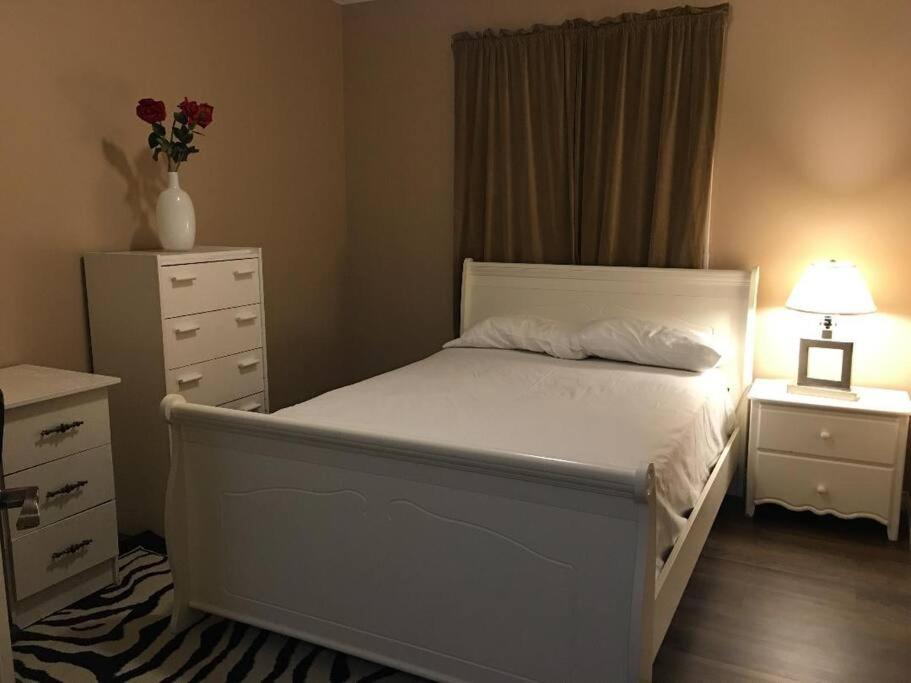 Renovated 4 bedrooms 20 sleeps Shopping Center