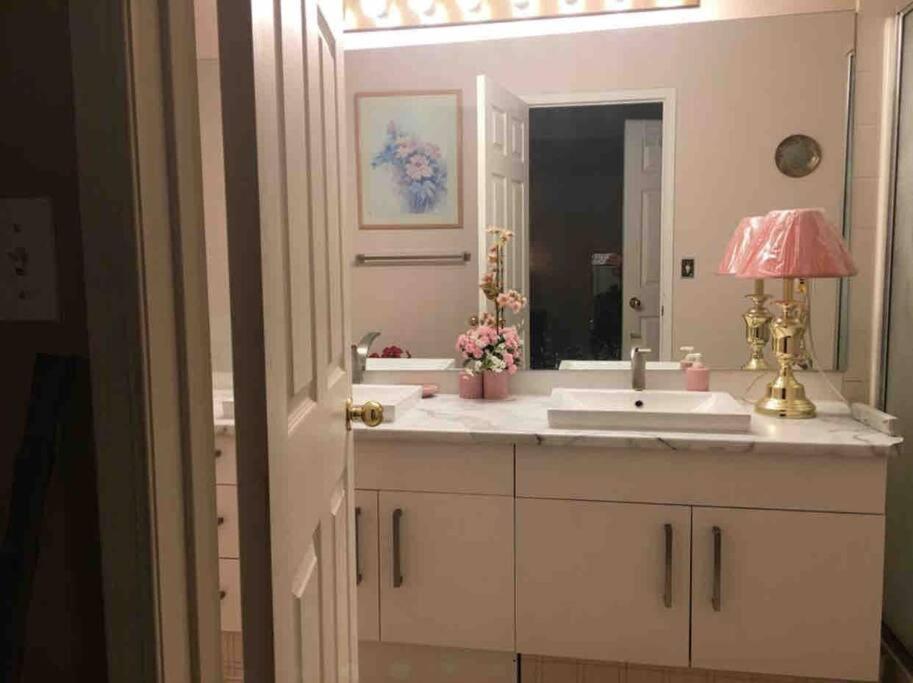 Renovated 4 bedrooms 20 sleeps Shopping Center