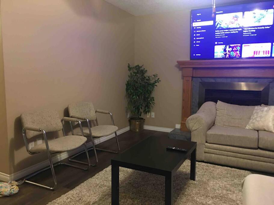 Renovated 4 bedrooms 20 sleeps Shopping Center