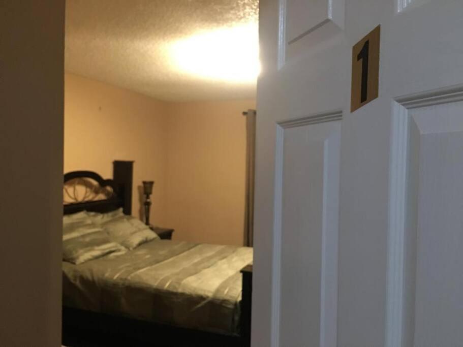 Renovated 4 bedrooms 20 sleeps Shopping Center