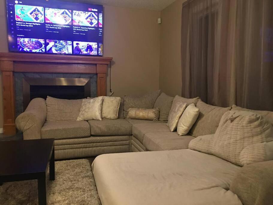 Renovated 4 bedrooms 20 sleeps Shopping Center