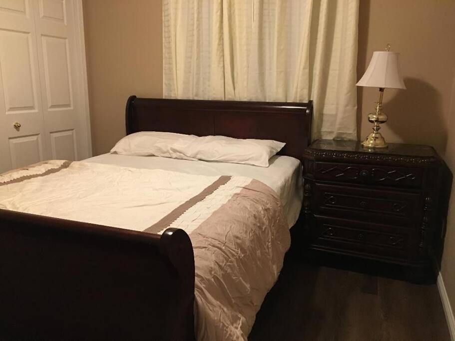 Renovated 4 bedrooms 20 sleeps Shopping Center