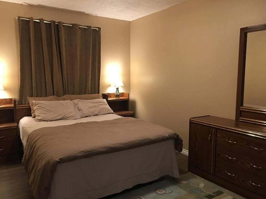 Renovated 4 bedrooms 20 sleeps Shopping Center