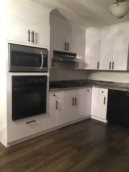 Renovated 4 bedrooms 20 sleeps Shopping Center
