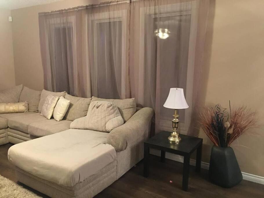 Renovated 4 bedrooms 20 sleeps Shopping Center