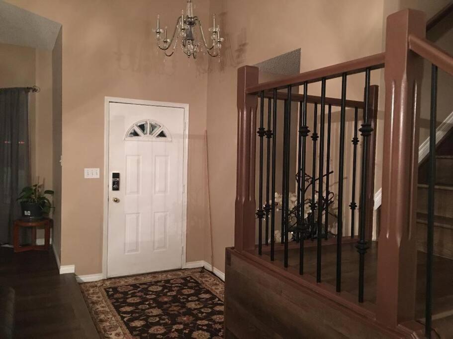 Renovated 4 bedrooms 20 sleeps Shopping Center