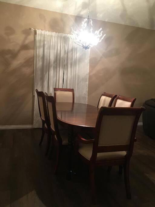 Renovated 4 bedrooms 20 sleeps Shopping Center