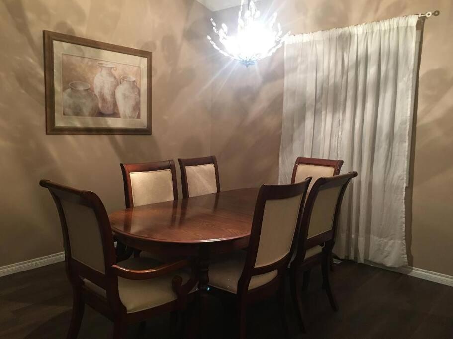 Renovated 4 bedrooms 20 sleeps Shopping Center
