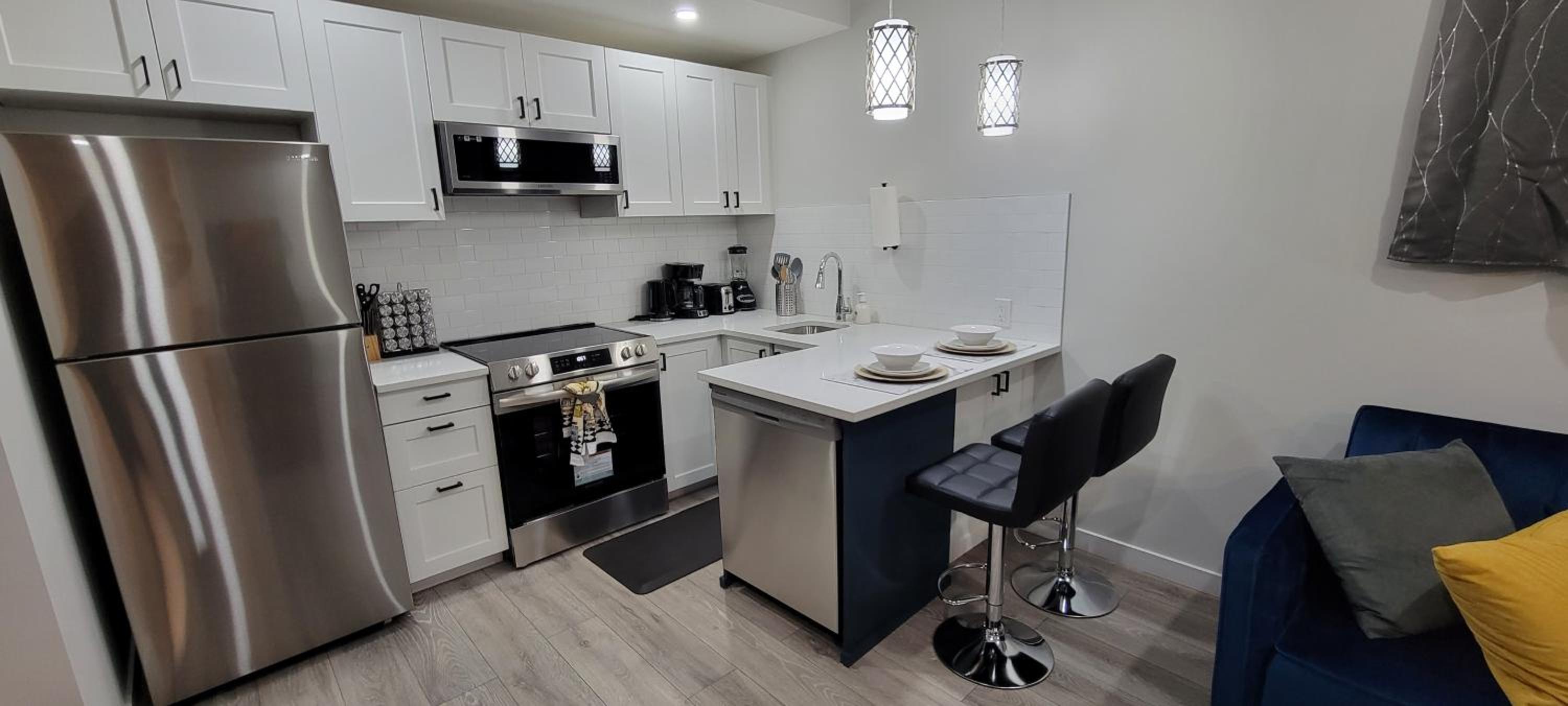 Gorgeous 2 bedroom Basement Guest Suite & Free Parking