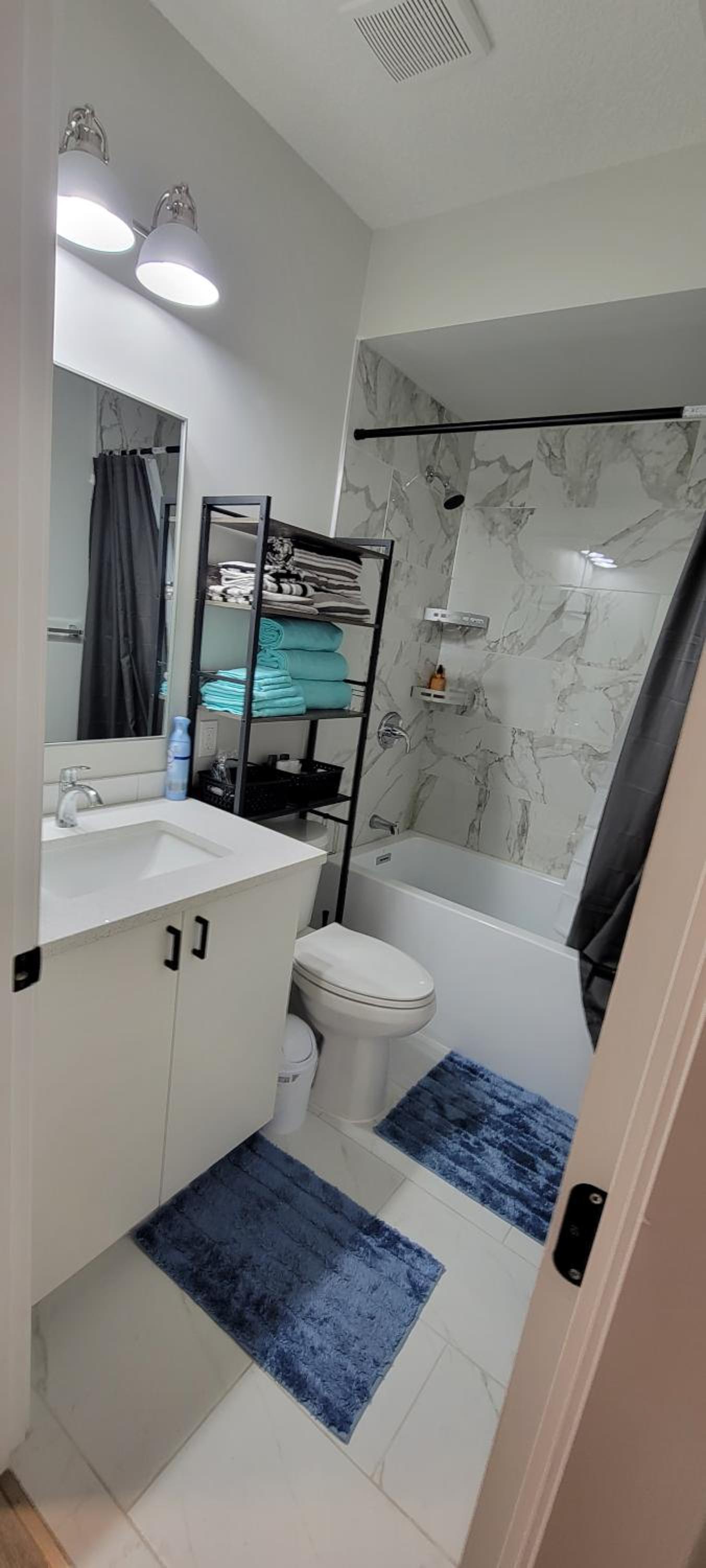 Gorgeous 2 bedroom Basement Guest Suite & Free Parking