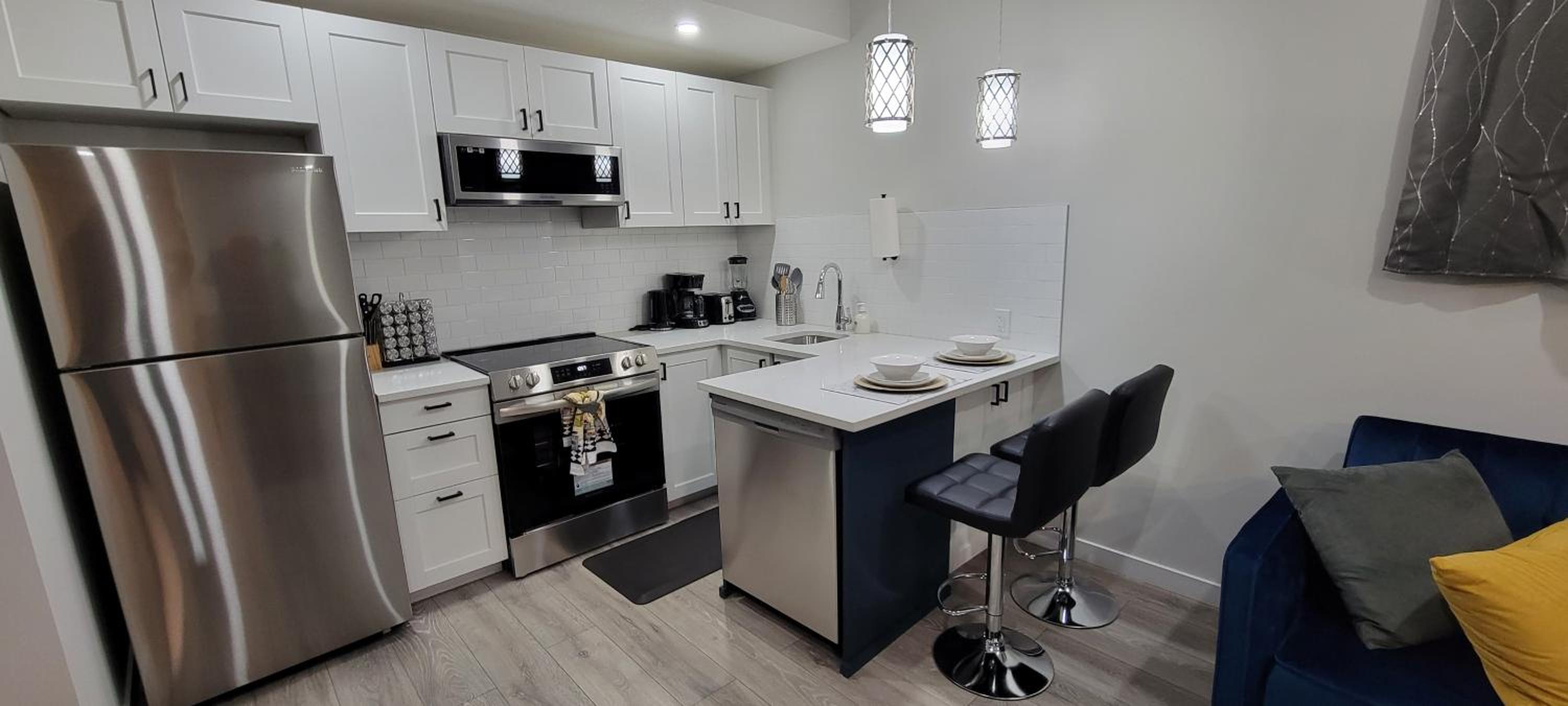 Gorgeous 2 bedroom Basement Guest Suite & Free Parking