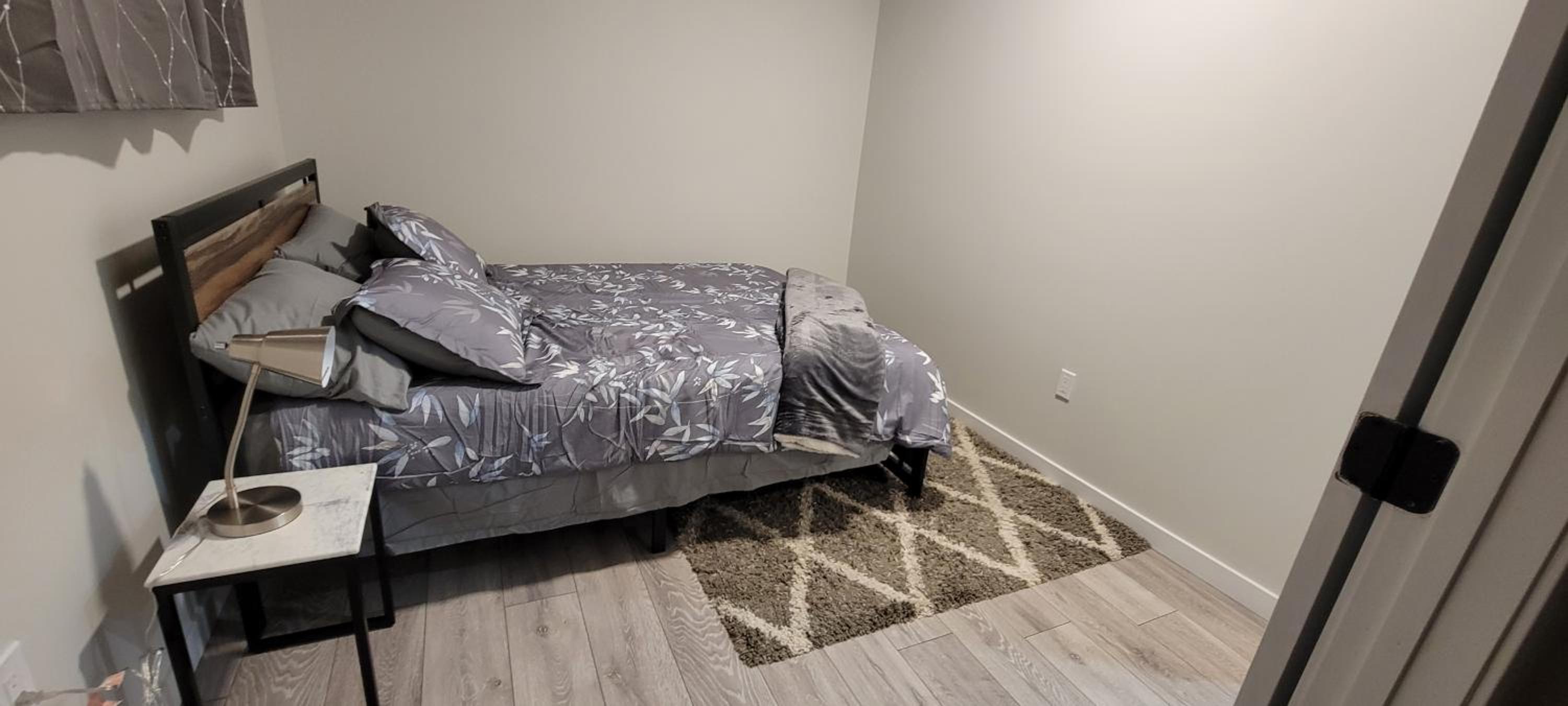Gorgeous 2 bedroom Basement Guest Suite & Free Parking