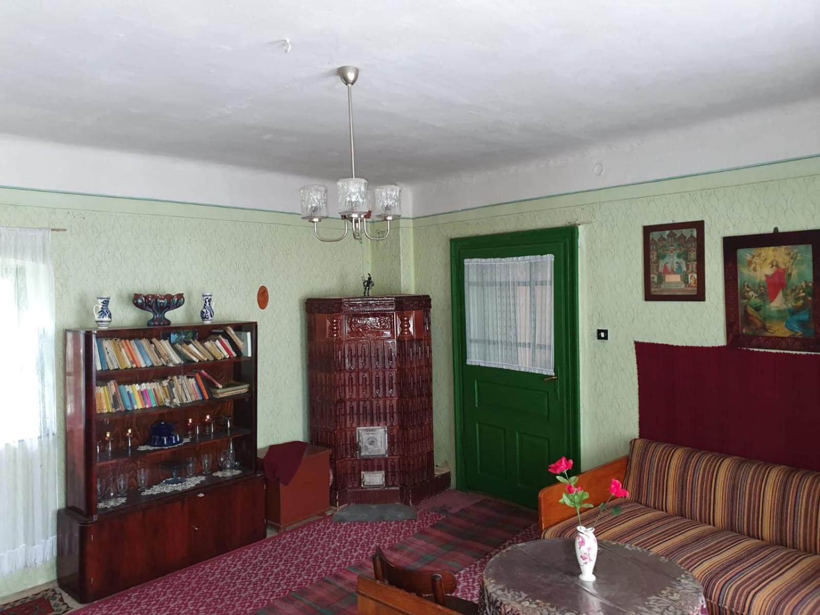 Ingrid & Astrid Old Haunted Manor view 4