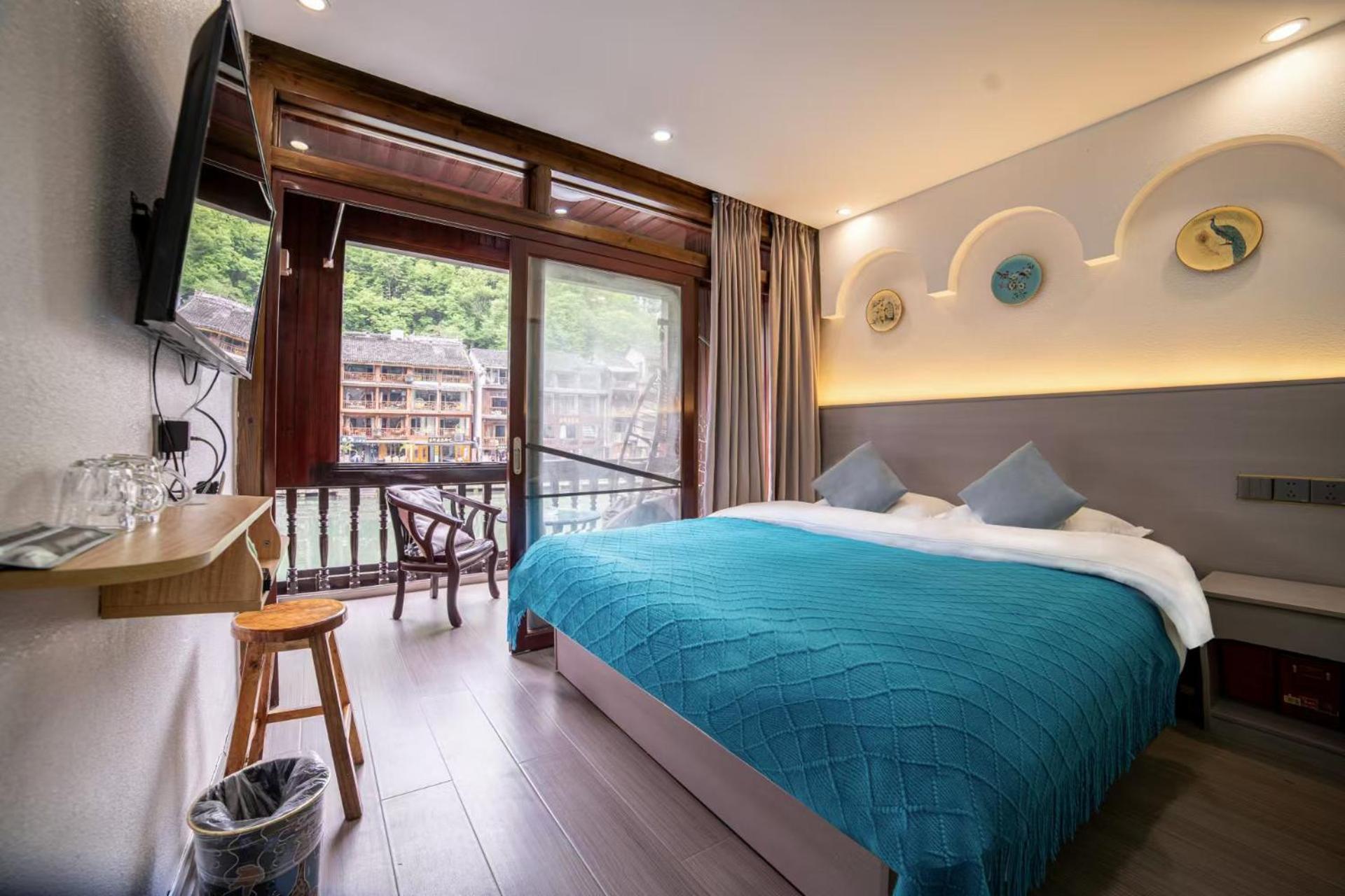 Fenghuang Ancient Town Lazy Cat Riverside Inn
