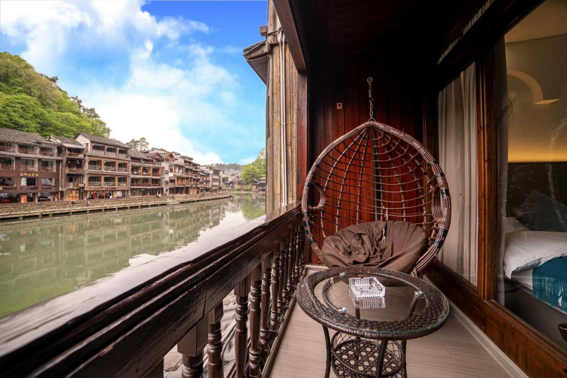 Fenghuang Ancient Town Lazy Cat Riverside Inn