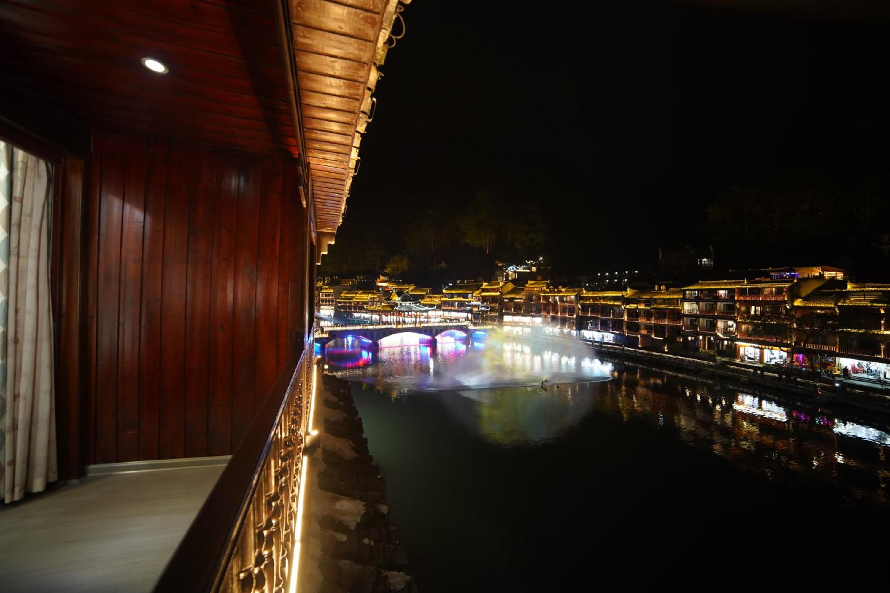 Fenghuang Ancient Town Lazy Cat Riverside Inn