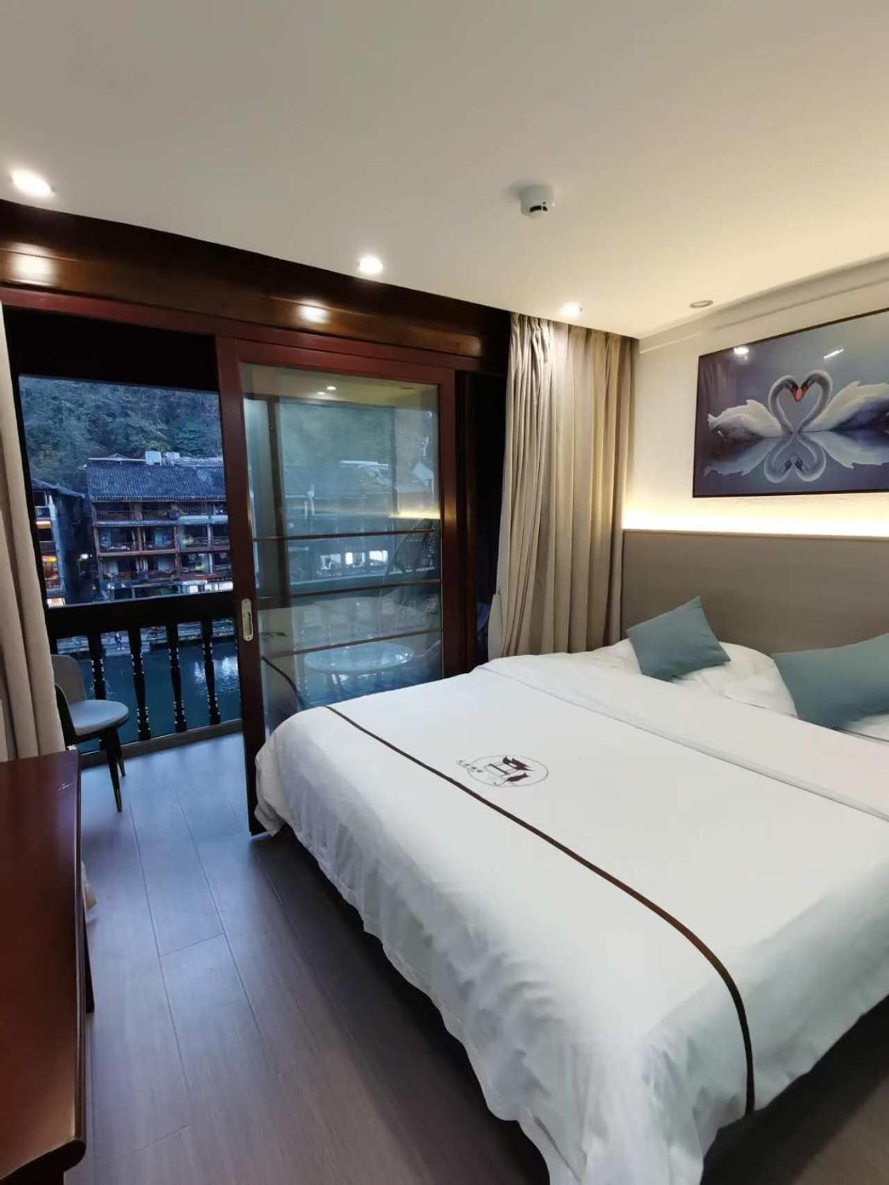 Fenghuang Ancient Town Lazy Cat Riverside Inn