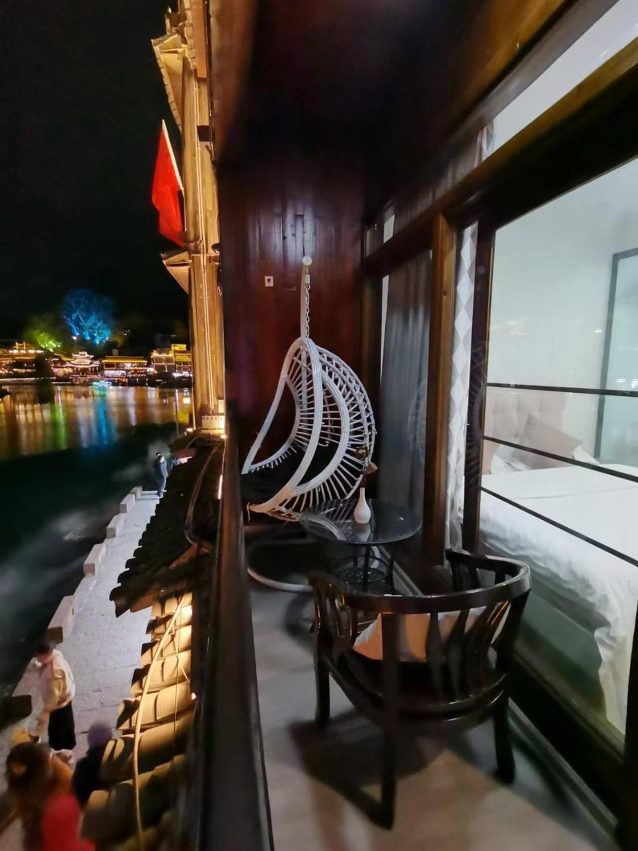 Fenghuang Ancient Town Lazy Cat Riverside Inn