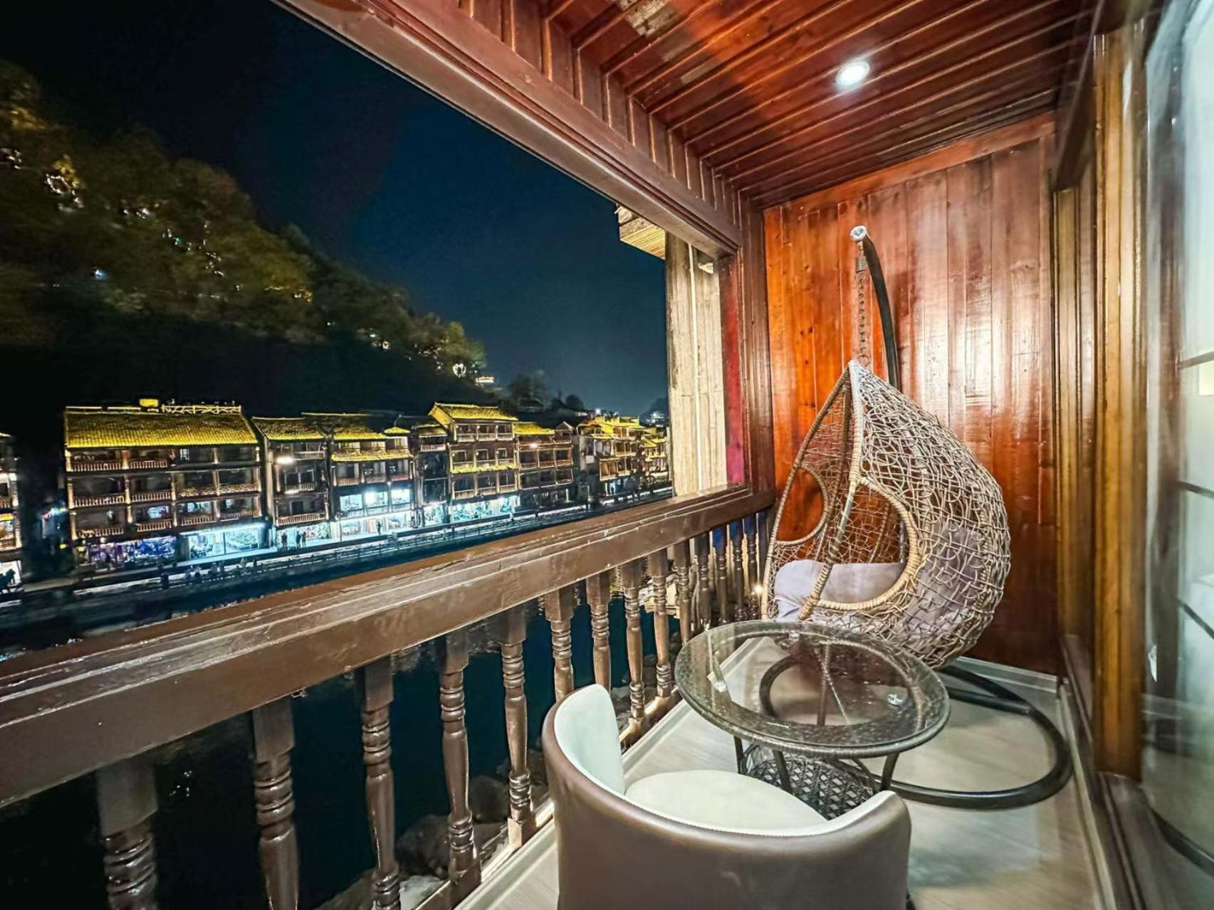 Fenghuang Ancient Town Lazy Cat Riverside Inn