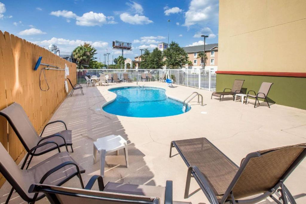 Econo Lodge Valdosta Mall Area view 3