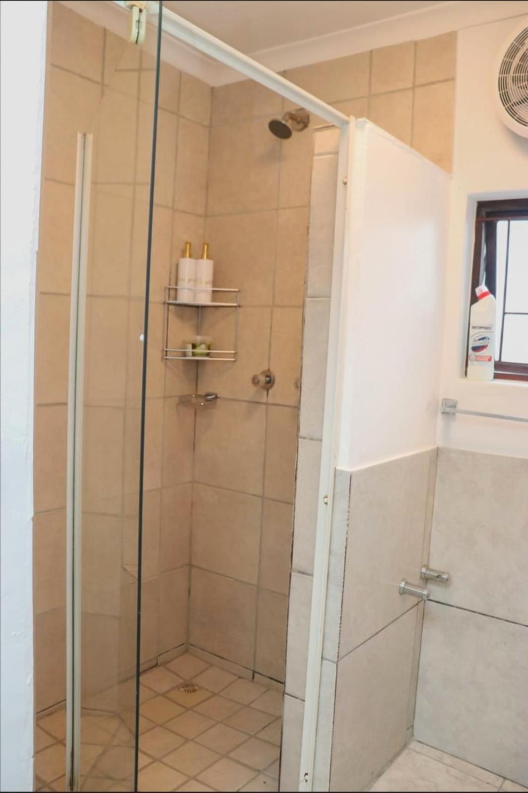 Optimum Stay Self Catering Accommodation - Deluxe Room view 2