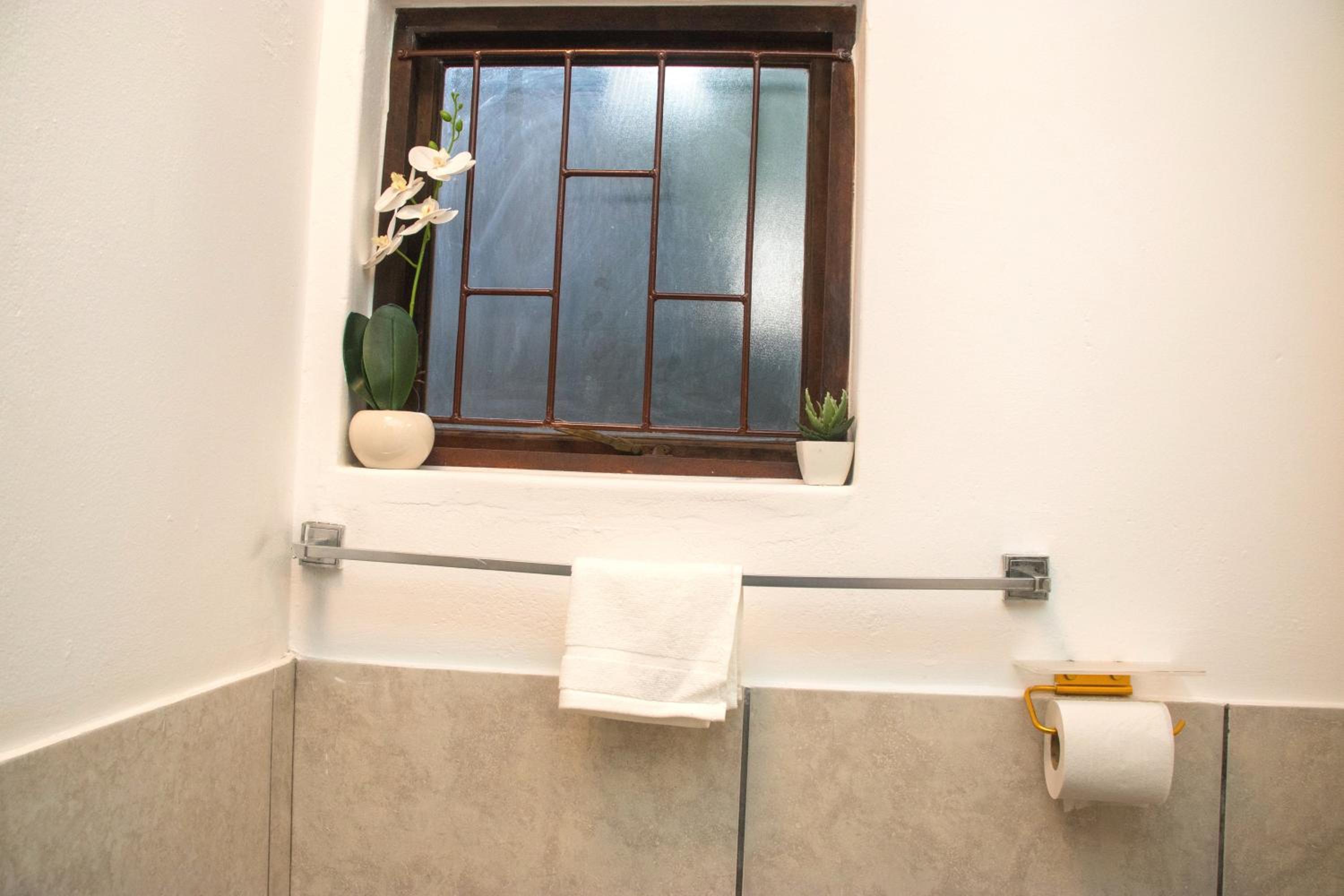 Optimum Stay Self Catering Accommodation - Deluxe Room view 5