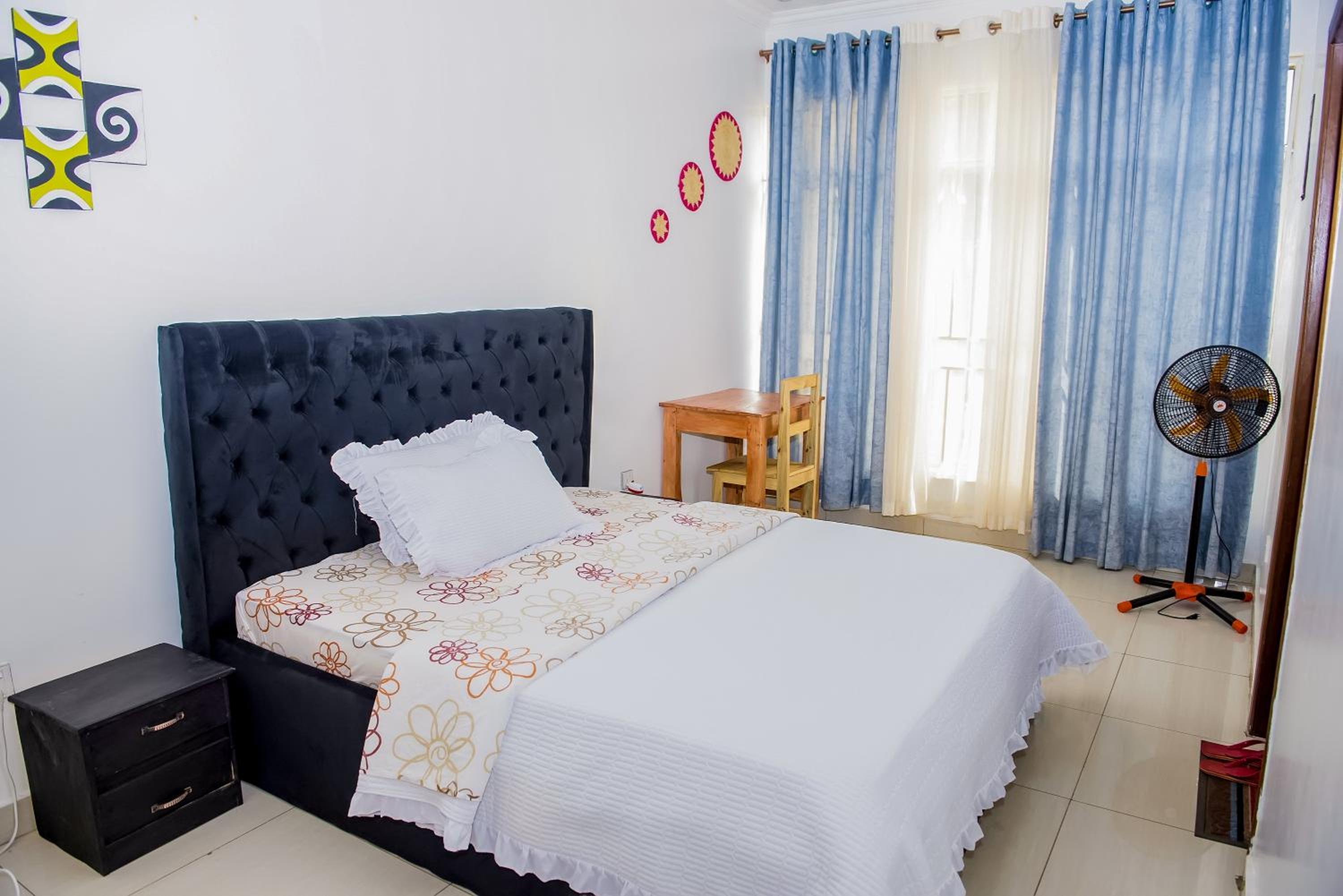Cheap rooms in prime neighborhood