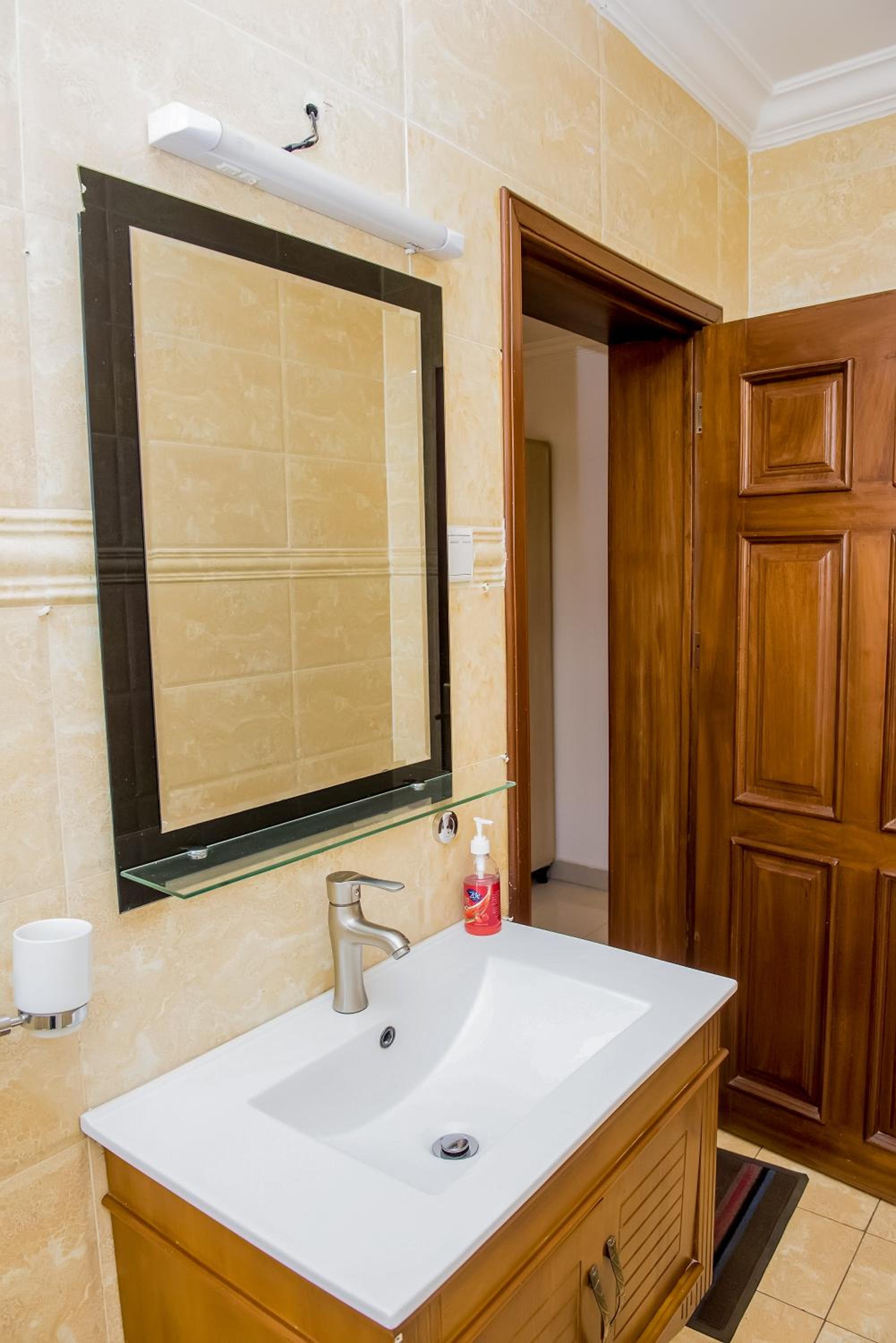 Cheap rooms in prime neighborhood