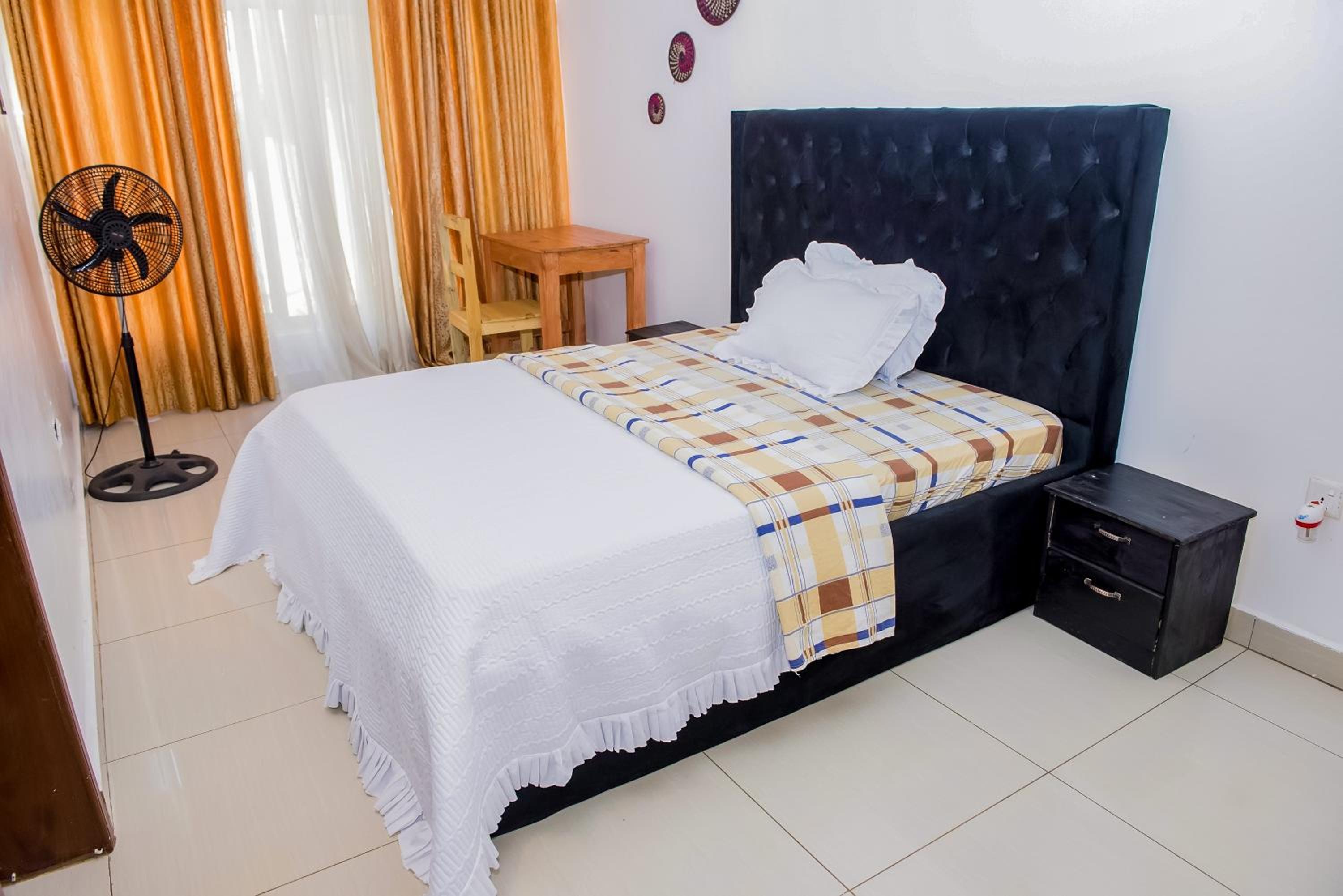 Cheap rooms in prime neighborhood