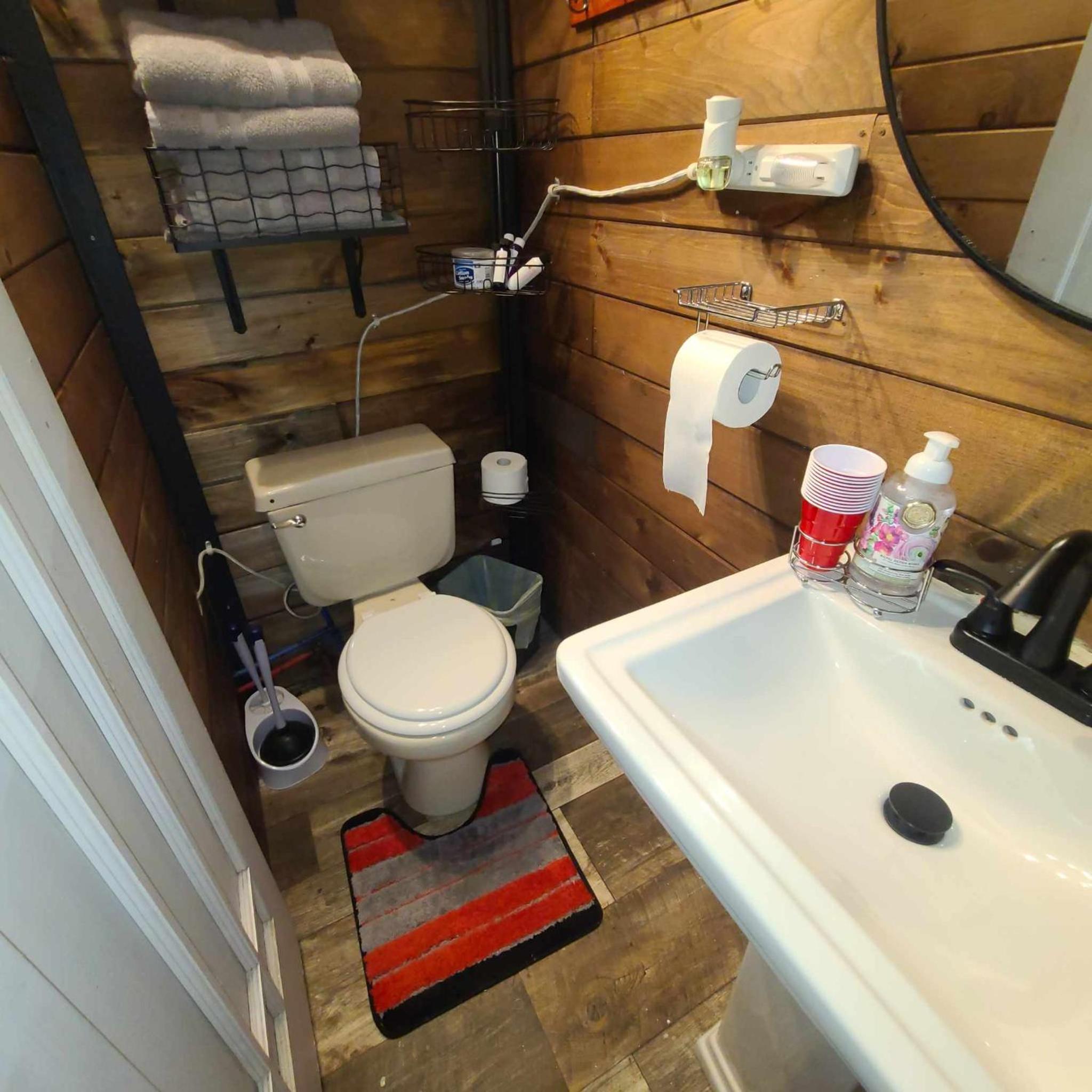Delightful 1 Bedroom Company Bunk House