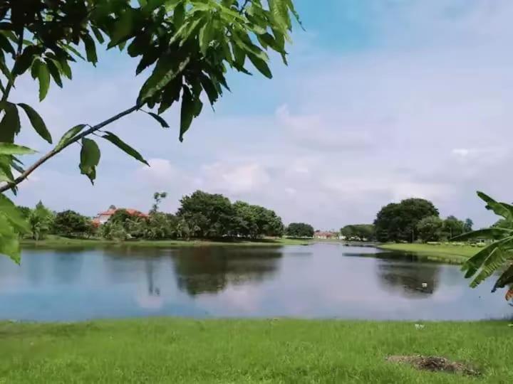 Villa Medina Lake Bungalow 15 pax Bagan Lalang photo 2