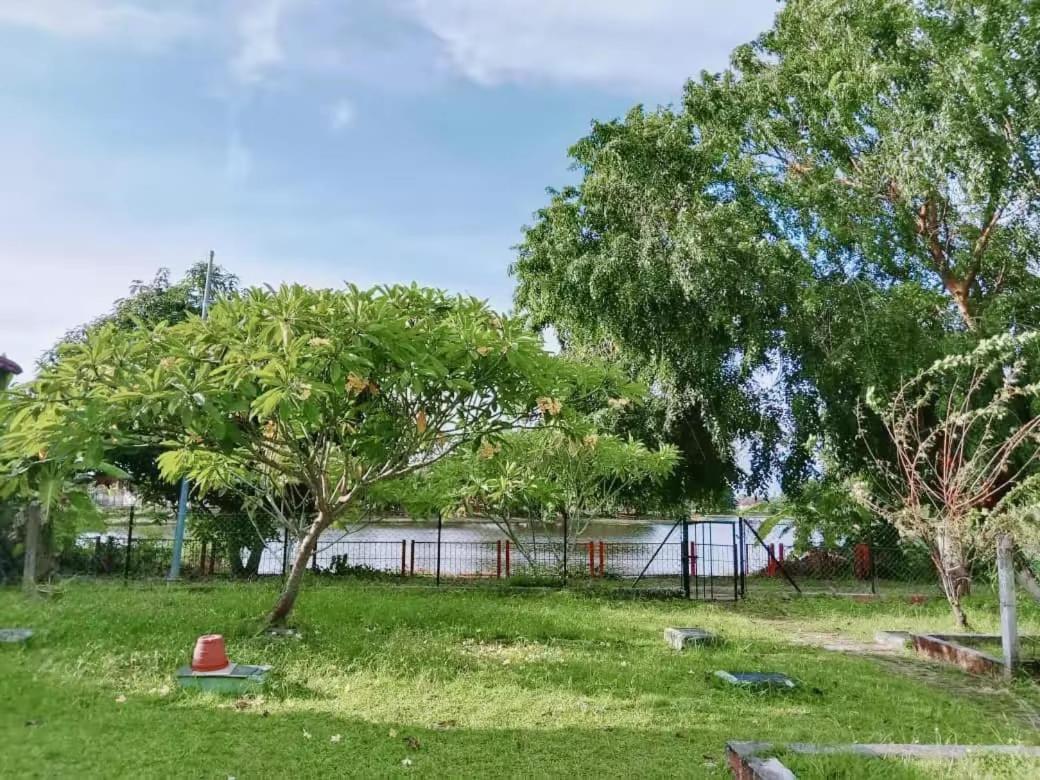 Villa Medina Lake Bungalow 15 pax Bagan Lalang photo 3