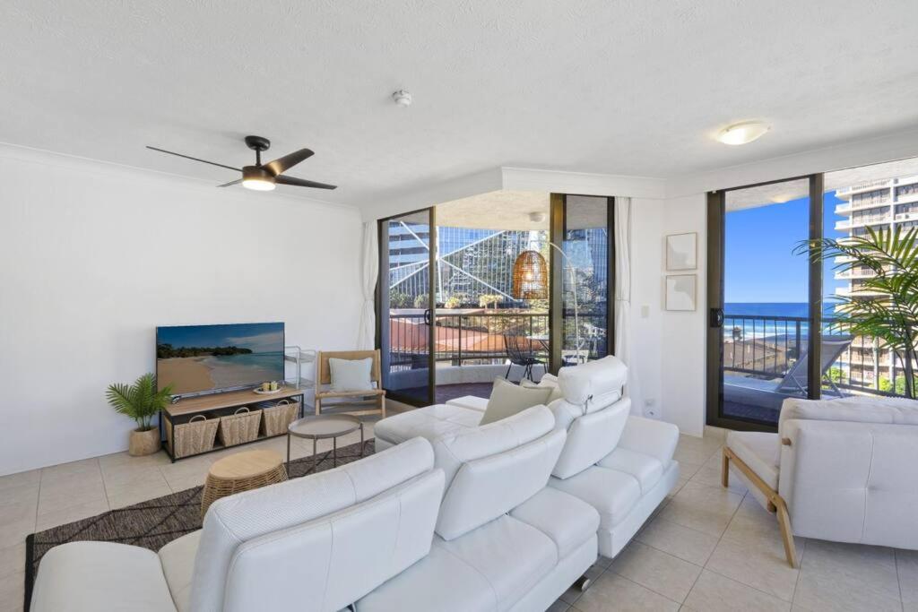 Surfers Paradise 1 bedroom apartment Bright, Spacious, 3 min to Beach, Stunning Views