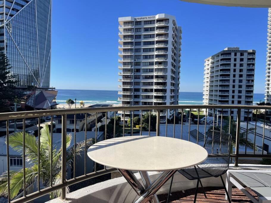 Surfers Paradise 1 bedroom apartment Bright, Spacious, 3 min to Beach, Stunning Views