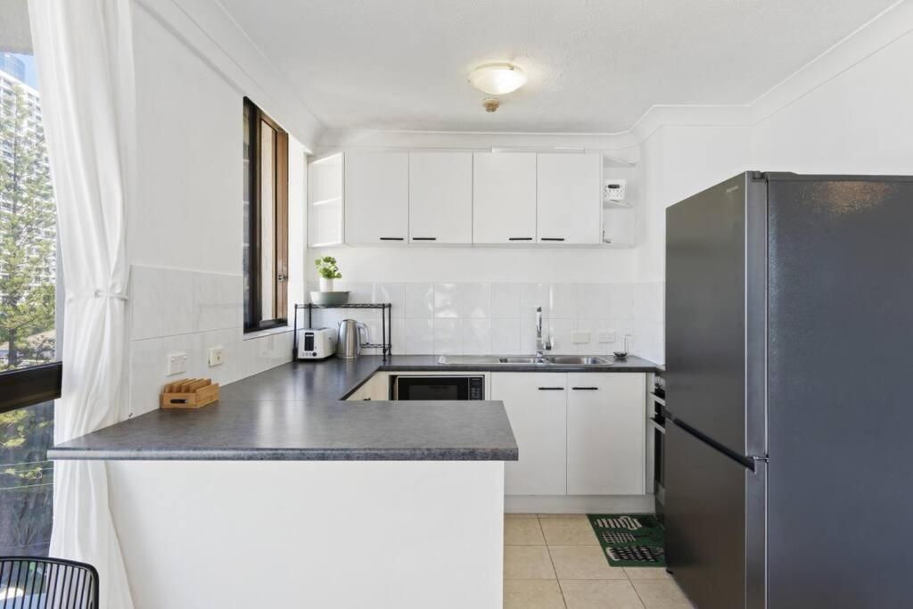 Surfers Paradise 1 bedroom apartment Bright, Spacious, 3 min to Beach, Stunning Views