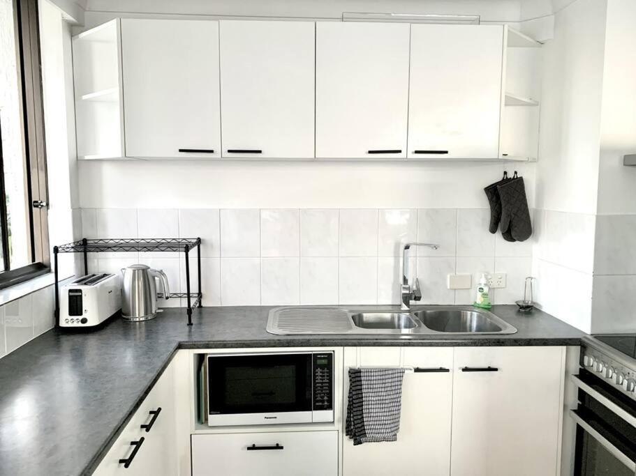 Surfers Paradise 1 bedroom apartment Bright, Spacious, 3 min to Beach, Stunning Views