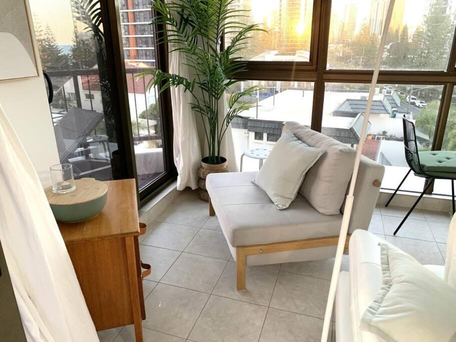 Surfers Paradise 1 bedroom apartment Bright, Spacious, 3 min to Beach, Stunning Views