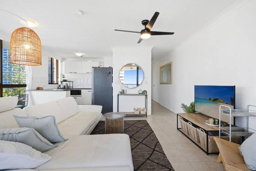 Surfers Paradise 1 bedroom apartment Bright, Spacious, 3 min to Beach, Stunning Views