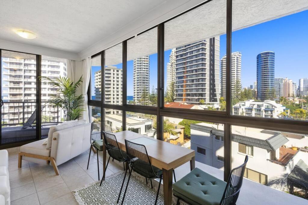 Surfers Paradise 1 bedroom apartment Bright, Spacious, 3 min to Beach, Stunning Views
